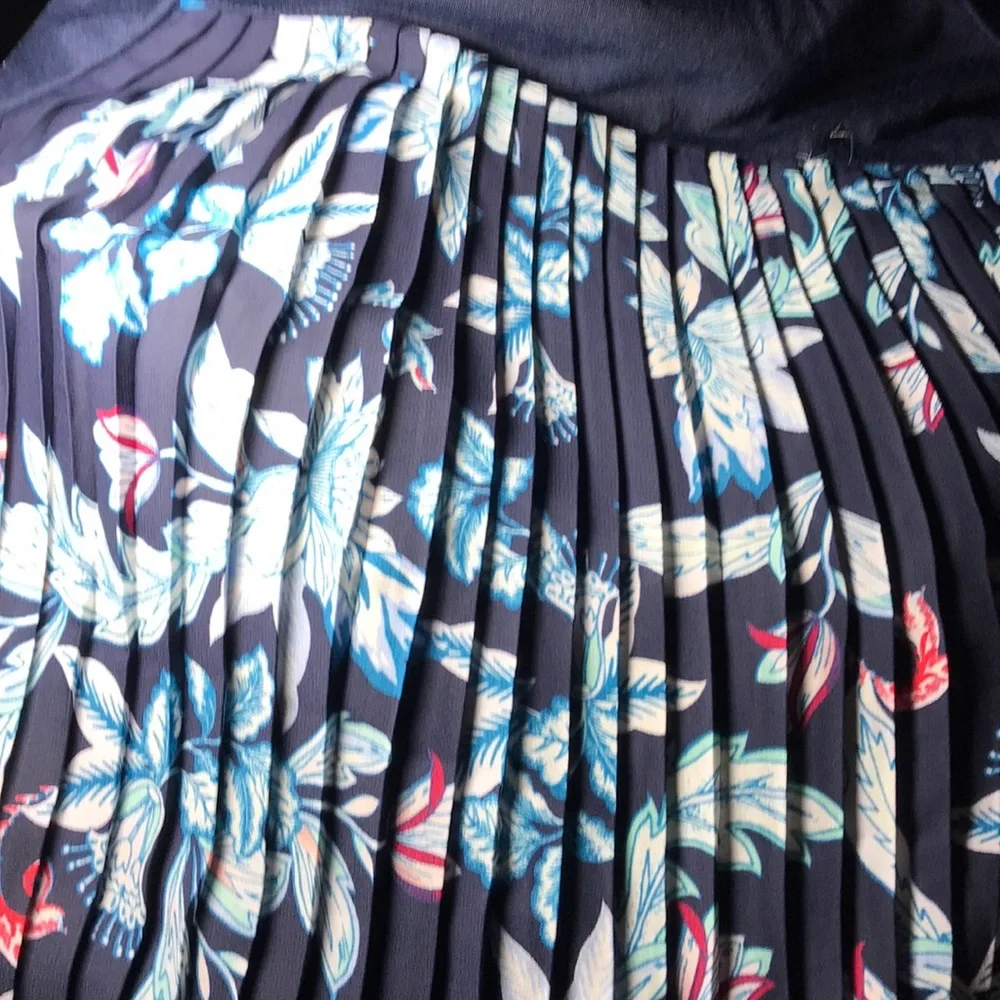 🛍️ 2/$15 New York & Company, Soho Jeans Manhattan tee - Picture 4 of 5